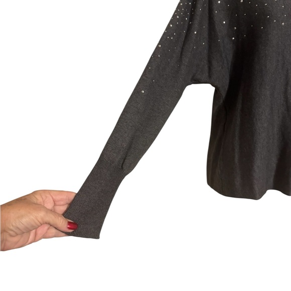 NWT Vince Camuto Gorgeous Gray V-Neck Sweater with Silver Accents   SMALL   #U - Picture 4 of 8